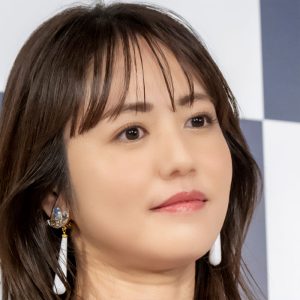 磯山さやか、キュート過ぎるメガネっ子姿を披露「マジヤバイっす」「カワイらしい」「癒やされる」