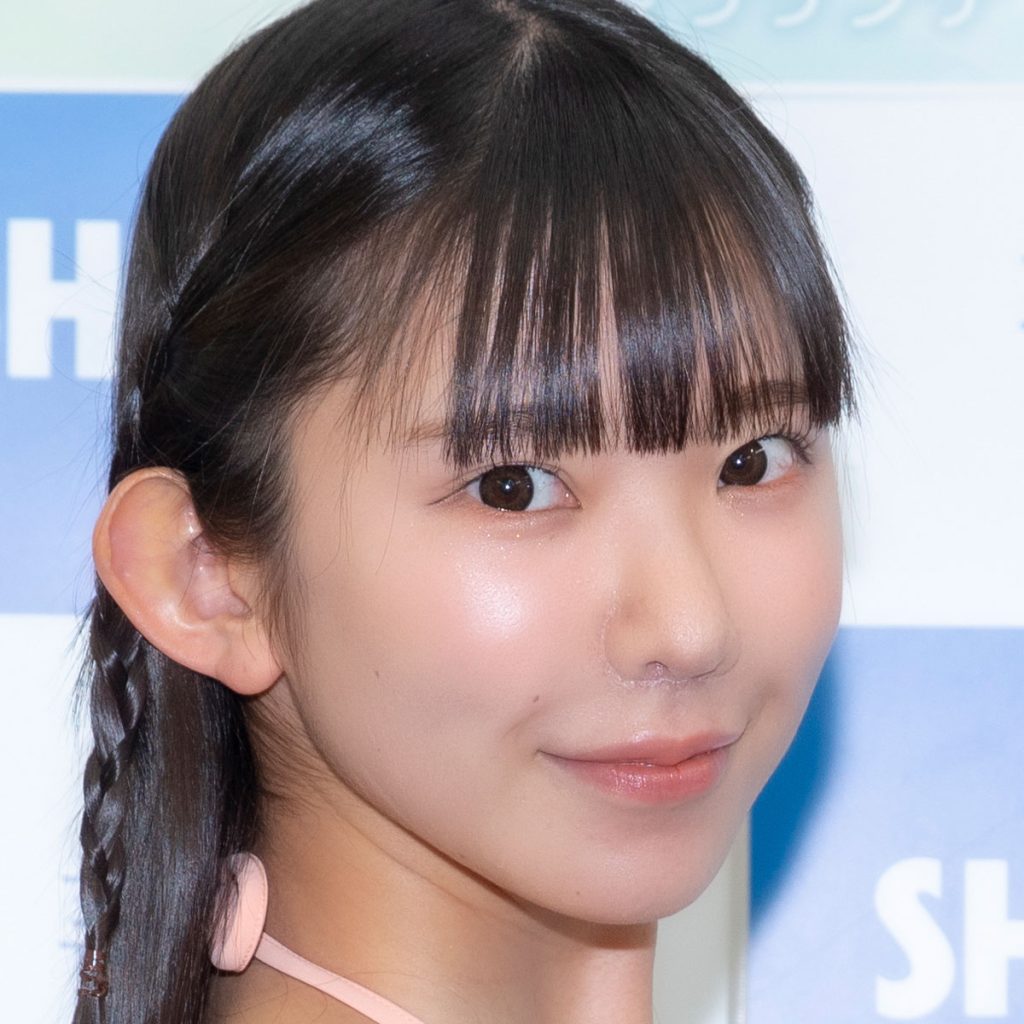 グラビアアイドル長澤茉里奈がSNSに投稿した写真が話題に