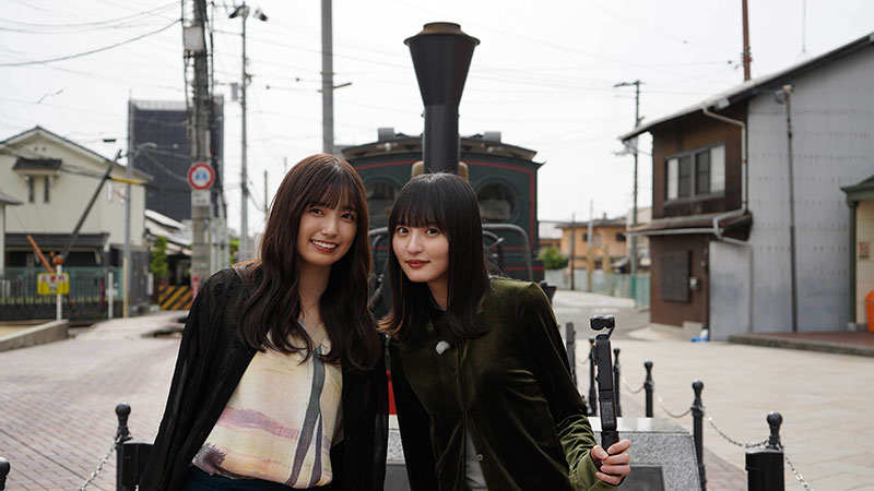 遠藤さくらと五百城茉央が「坊っちゃん列車」前で記念撮影
