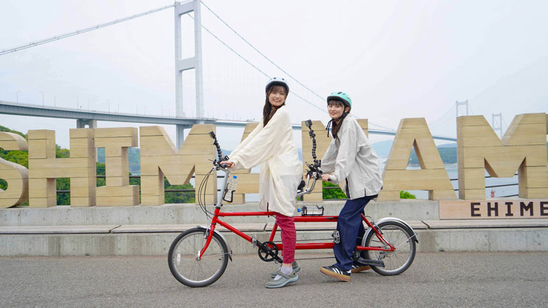 実際に乗ってみると意外と難しい2人乗りタイプの自転車でサイクリングに挑戦する遠藤さくらと五百城茉央