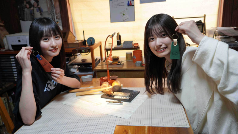 キーホルダー作りに挑戦した遠藤さくらと五百城茉央