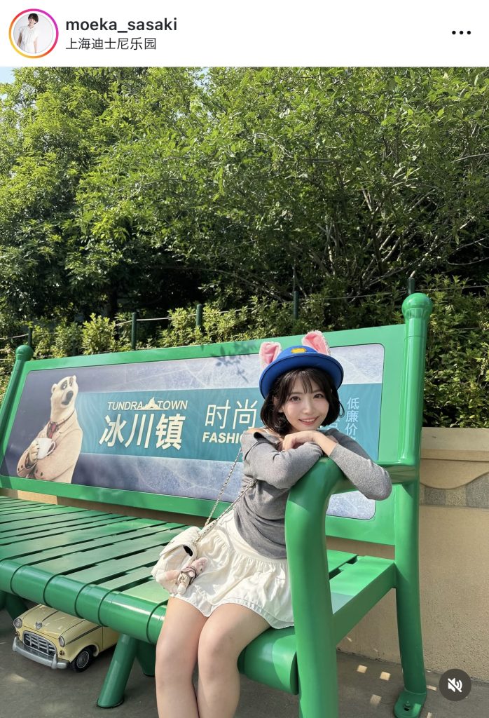 ディズニーのベンチに座ってニッコニコ