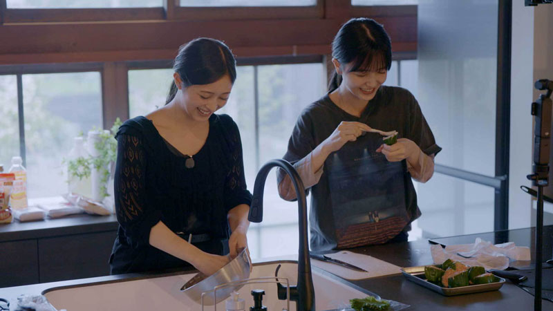 井上和のためにピーマンの肉詰めを作る久保史緒里