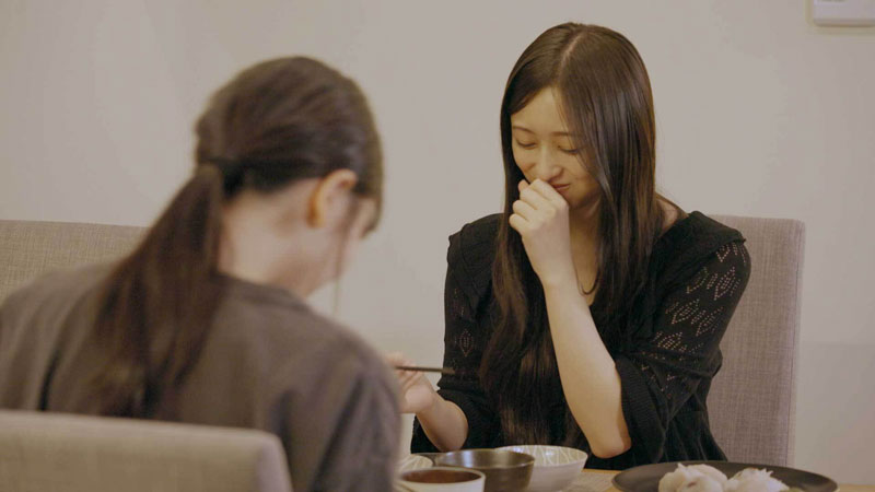 夕食タイム、話も盛り上がり幸せなひと時が過ぎていく