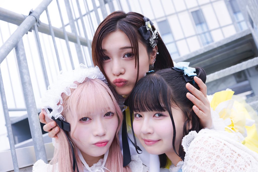 安杜羽加(やすもり うか/写真上)、律月ひかる(りつき ひかる/写真左下)、藤谷美海(ふじたに みう/写真右下)