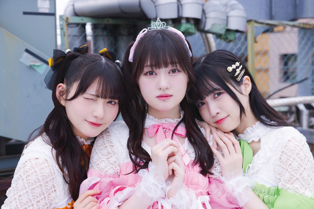 写真左から、桜ひなの(さくら ひなの)、橘花怜(たちばな かれん)、吉瀬真珠(きちせ しんじゅ)