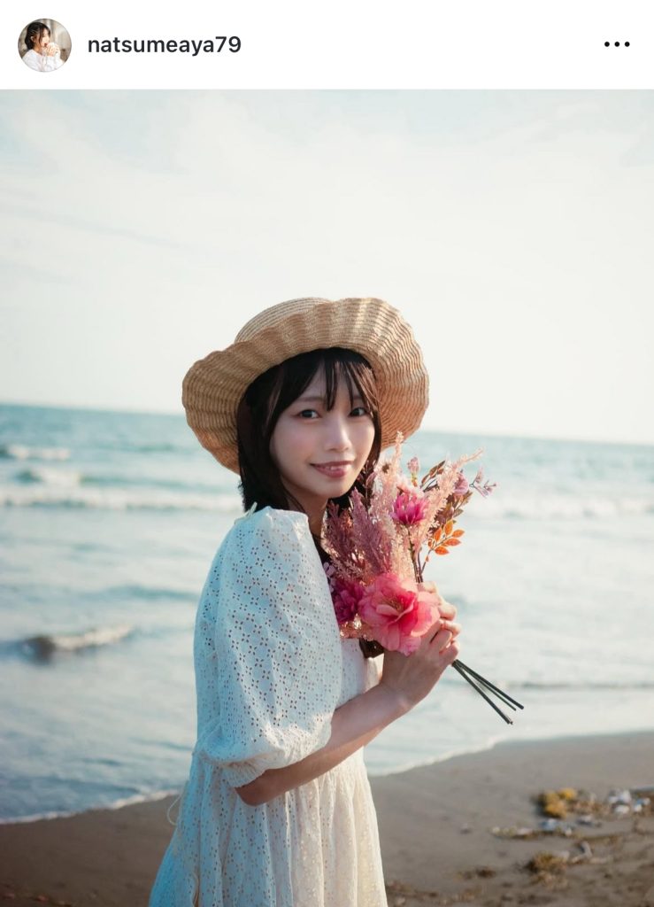 真っ白なワンピースに麦わら帽子がステキ