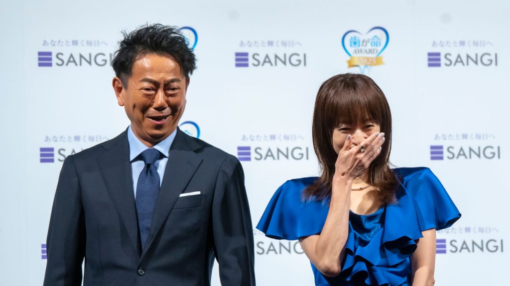 『サンギ歯が命アワード2025~アパガード40周年ブランドアンバサダー就任式~』より30年前のテレビCMに照れ笑いの東幹久と高岡早紀