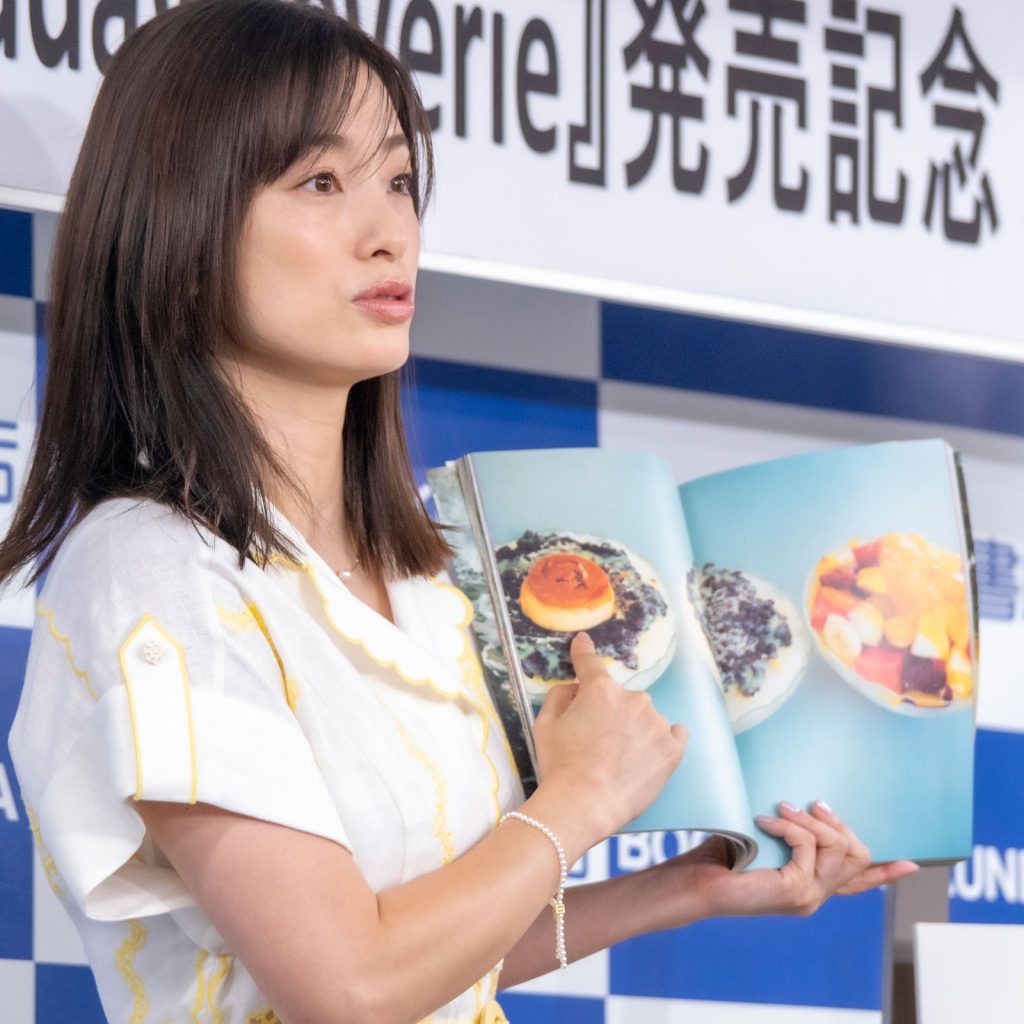 上戸彩写真集『Midday Reverie(ミッドデイ・リヴァリー)』(宝島社)発売記念取材会より