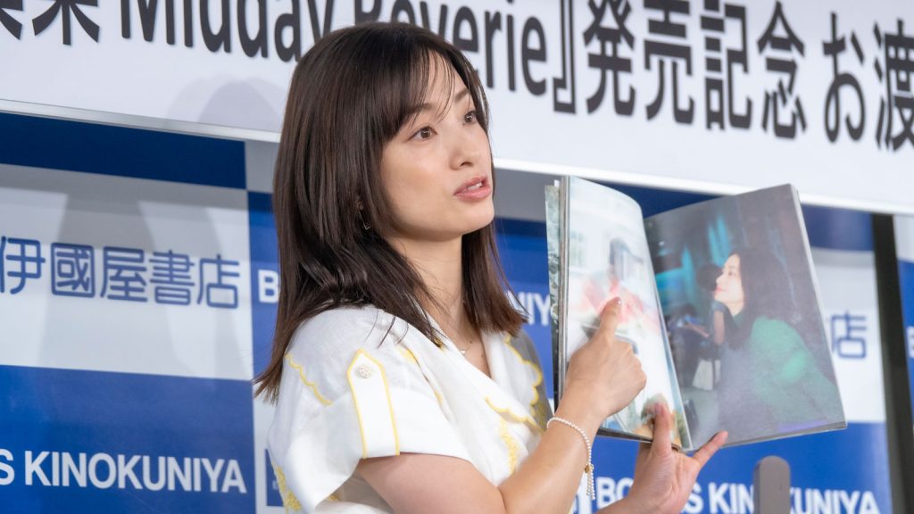 上戸彩写真集『Midday Reverie(ミッドデイ・リヴァリー)』(宝島社)発売記念取材会より