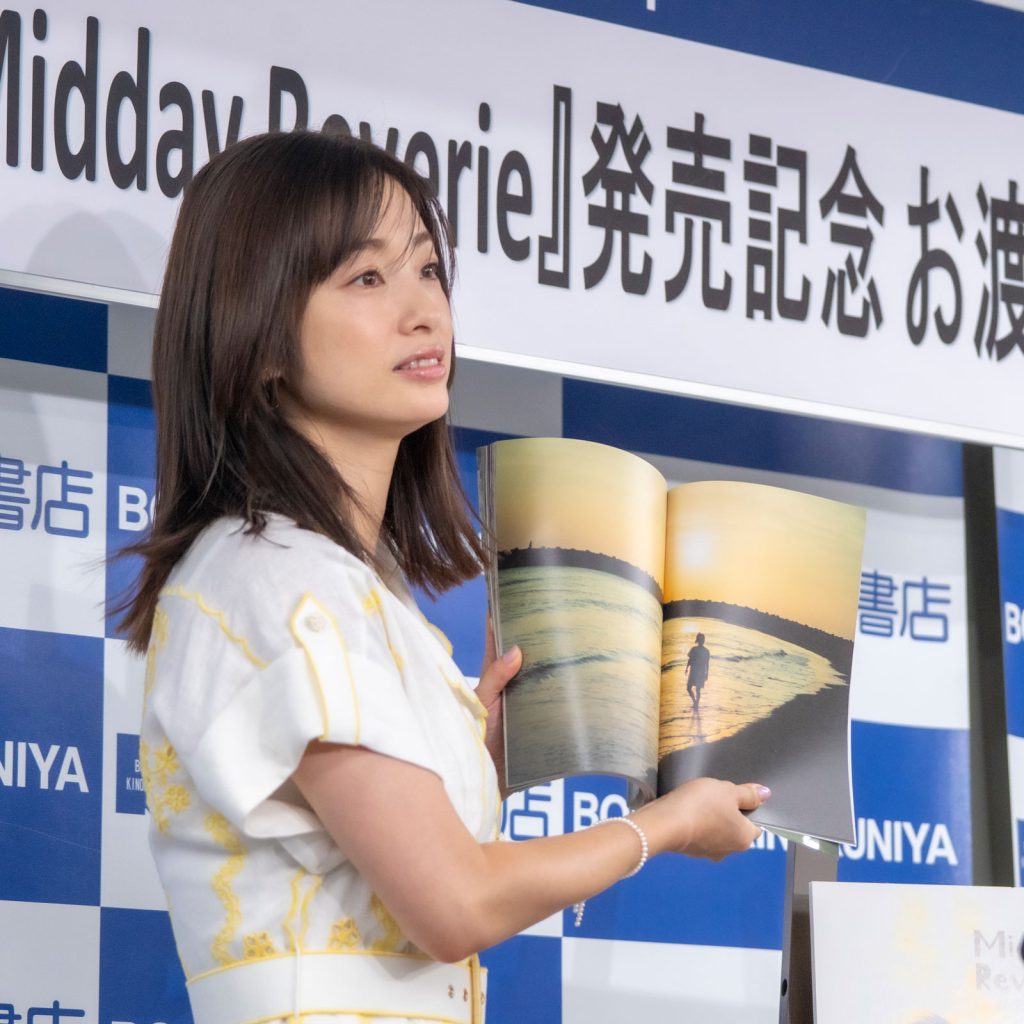 上戸彩写真集『Midday Reverie(ミッドデイ・リヴァリー)』(宝島社)発売記念取材会より