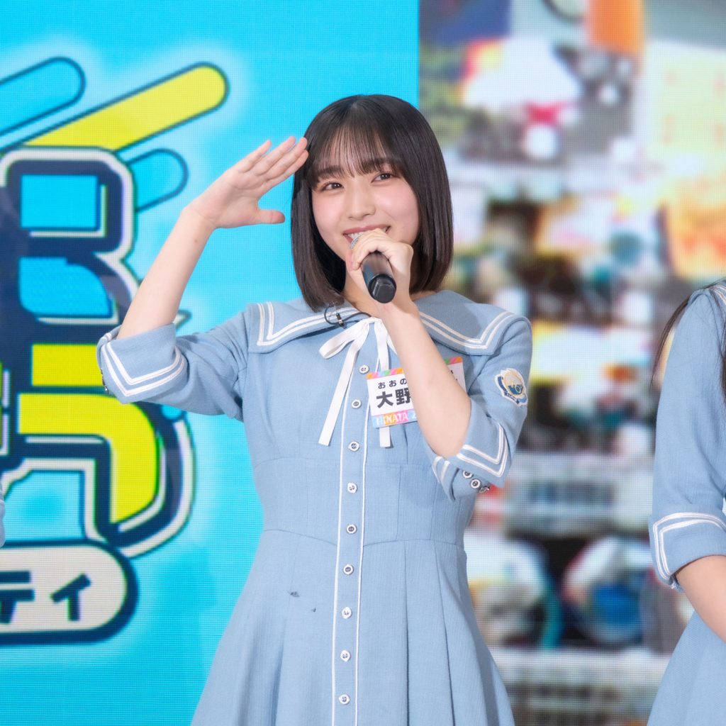 「ひななりクイズ」第2問の解答を実演する、大野愛実(おおの まなみ)