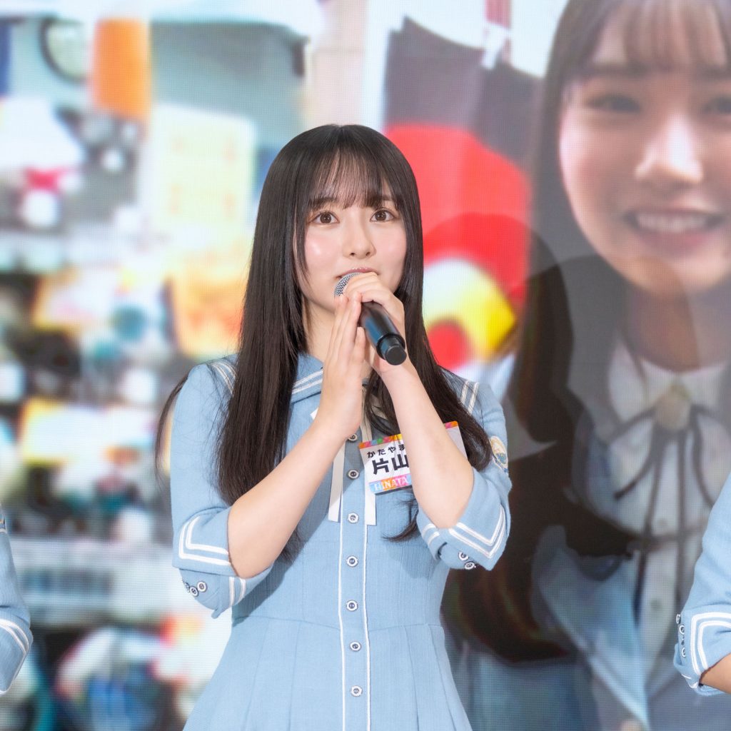 「ひななりクイズ」第2問の解答を発表する、片山紗希(かたやま さき)