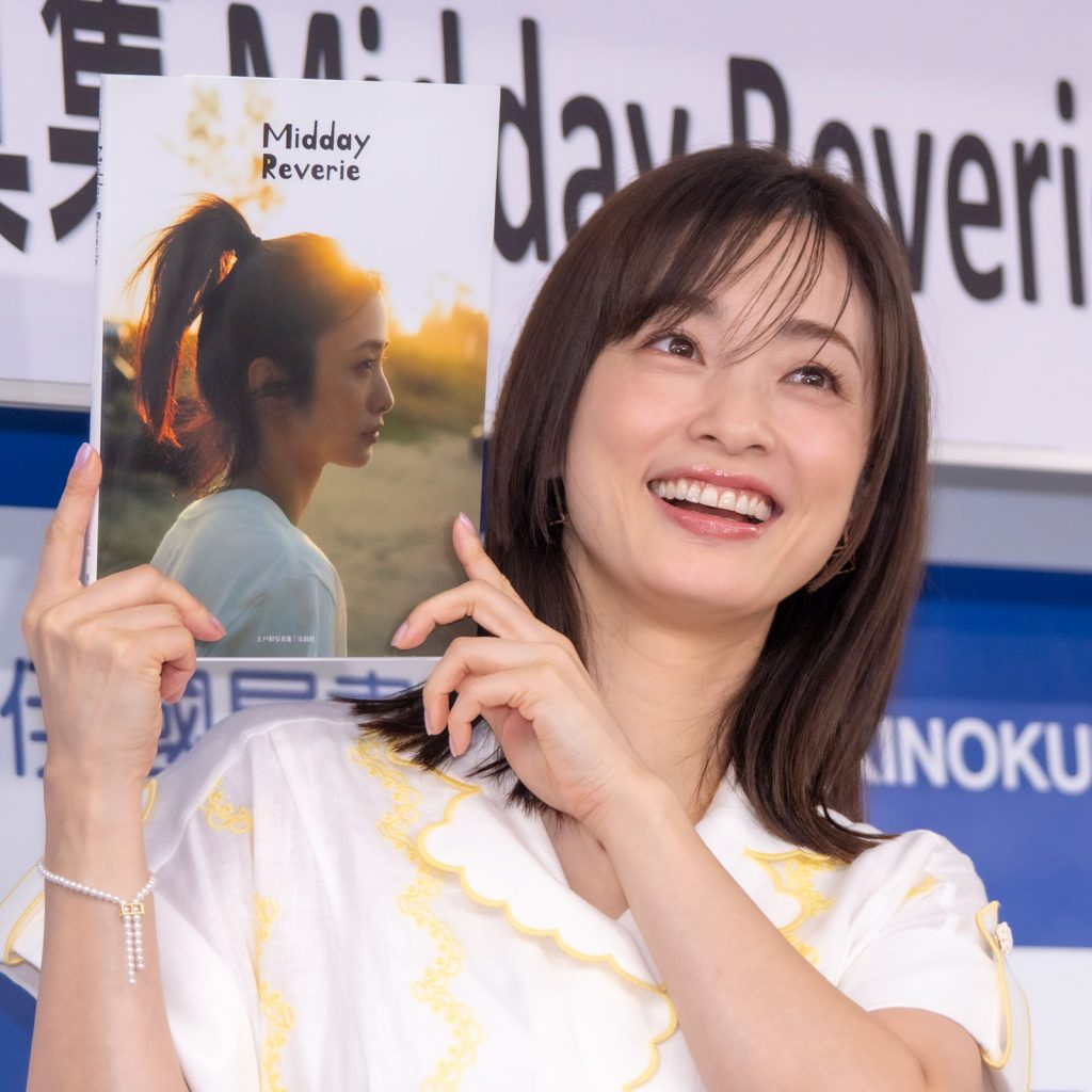 上戸彩写真集『Midday Reverie(ミッドデイ・リヴァリー)』(宝島社)発売記念取材会より