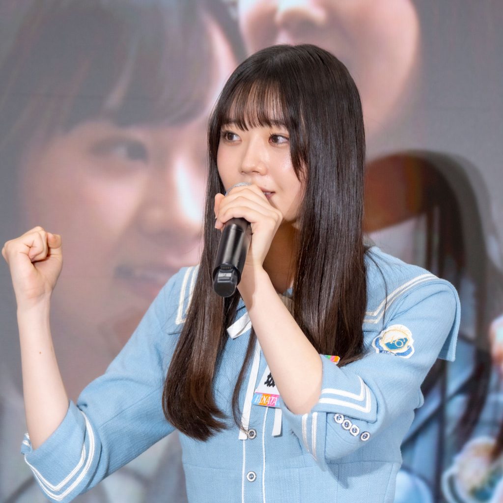 「ひななりクイズ」第2問の解答を発表する、坂井新奈(さかい にいな)