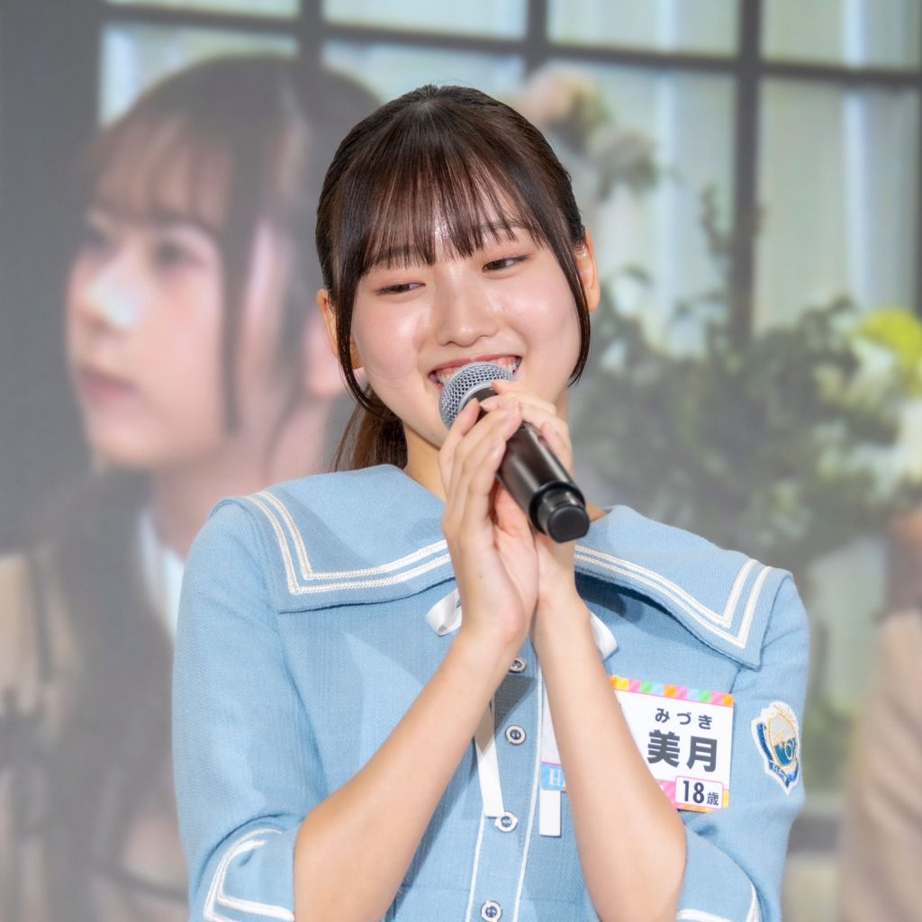 「ひななりクイズ」第3問の解答を発表する、大田美月(おおた みづき)
