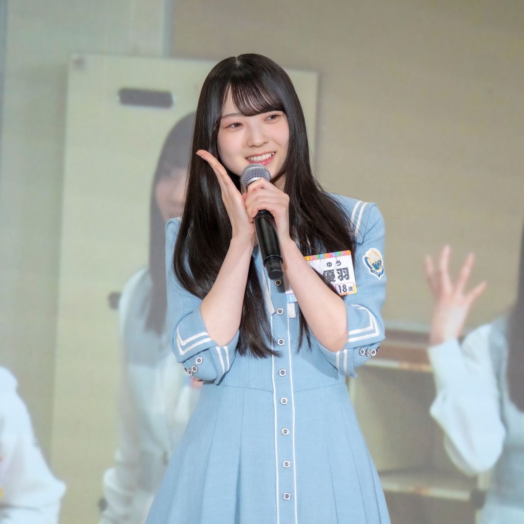 「ひななりクイズ」第4問の解答「眠そうな目」を実演する、佐藤優羽(さとう ゆう)