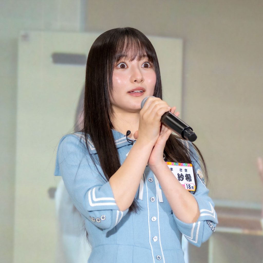 「ひななりクイズ」第4問の解答「寝坊した時の目」を実演する、片山紗希(かたやま さき)
