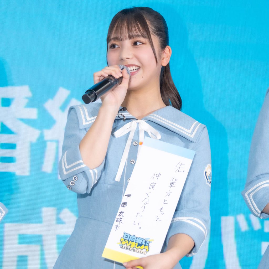 七夕の短冊に願いをこめる、下田衣珠季(しもだ いずき)