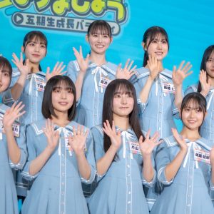 日向坂46 五期生の『ひななり』はすでに始まっていた！ 仕込まれた記者会見を嘲笑うかのようにゲリラ大喜利に挑む“世を忍ぶ仮の”鶴崎仁香