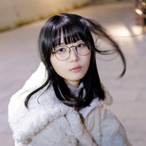 YouTuberいけちゃん、ニットとセーターがはだけて…“夜の散歩デート”グラビア
