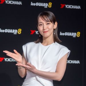 吉岡里帆、猛暑も吹き飛ぶ涼しげな純白ロングドレス姿で登壇
