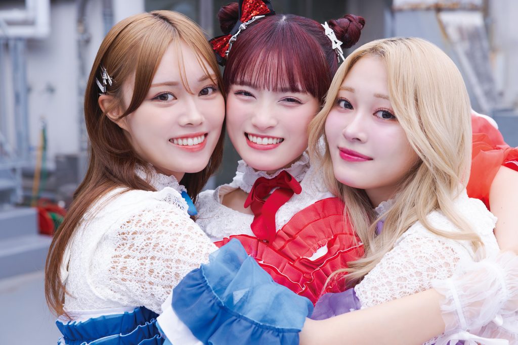 写真左から、葉月結菜(はづき ゆな)・伊達花彩(だて かあや)北美梨寧(きたみ りね)