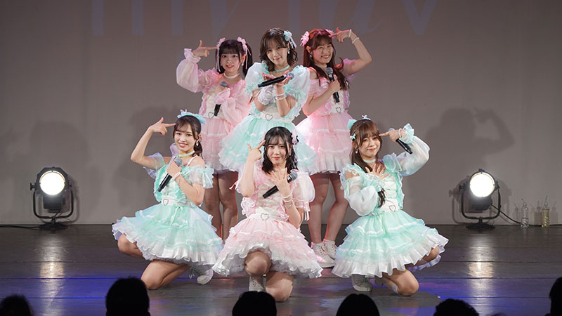 『my fav 定期公演 vol.23』にて「無自覚やきもち」を初披露／前列左から川又あん奈、黒瀬梨花、西村瑠香、後列左から園田一花、古松華、田中美帆