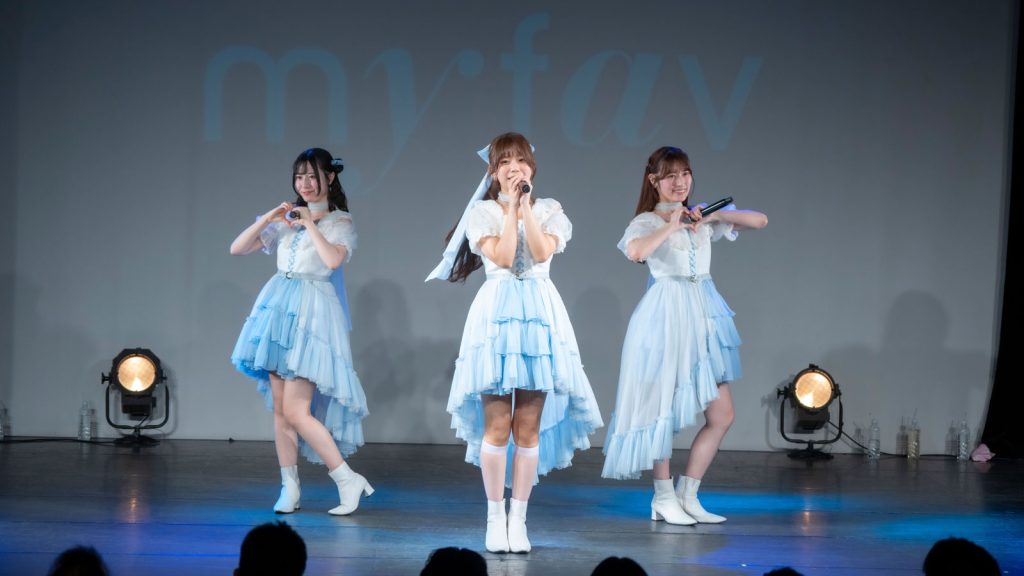 『my fav 定期公演 vol.23』より西村瑠香(中央)