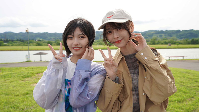 ラフティングに挑戦するため、最上川へとやってきた弓木奈於と中西アルノ