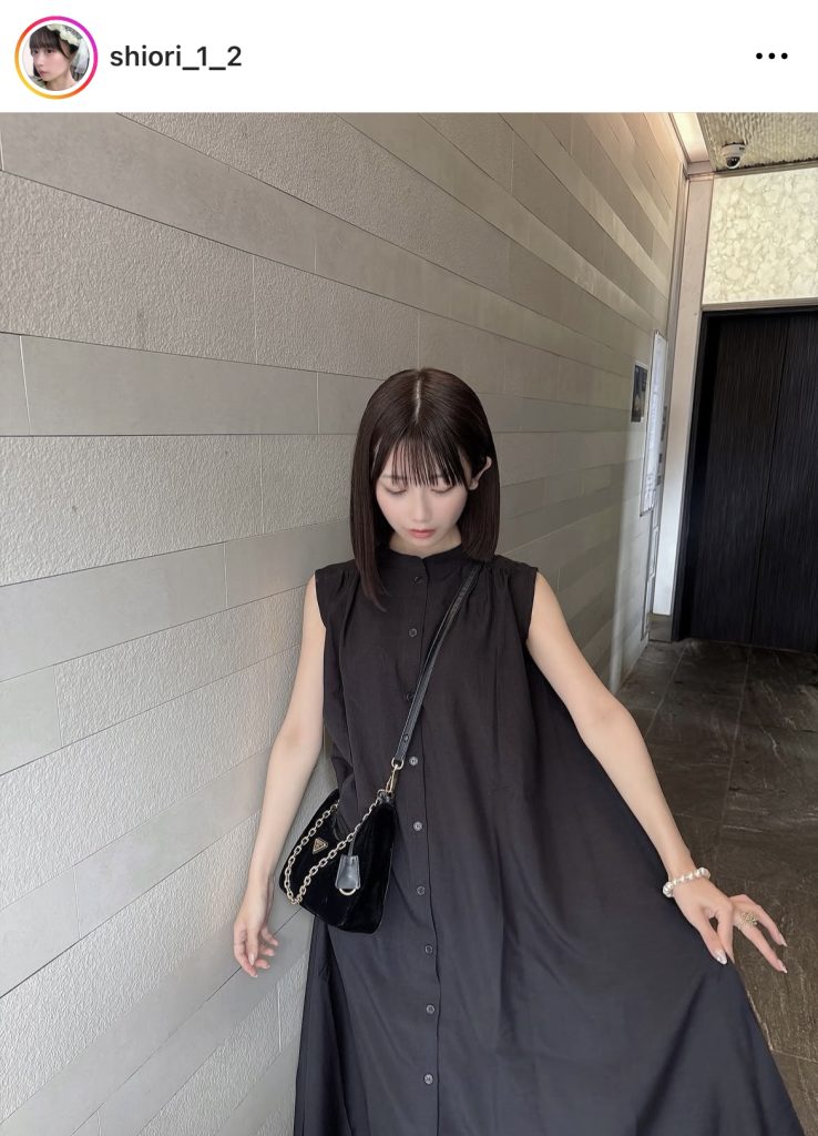 黒ワンピース姿がシックでキュート