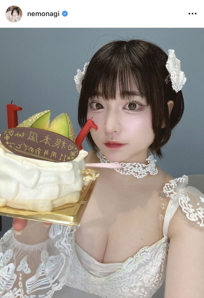 祝福のケーキと共に決めポーズ