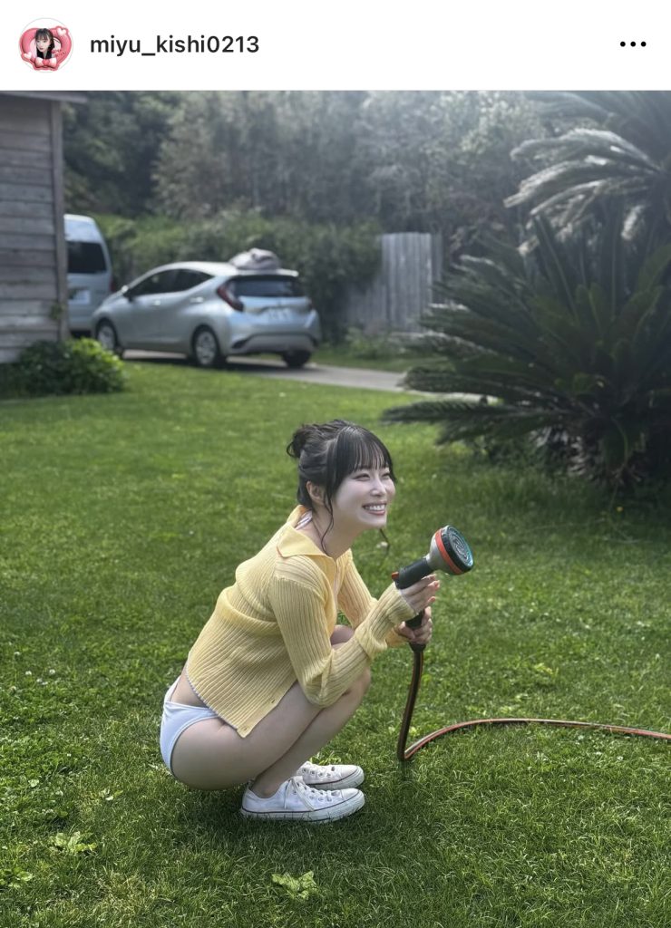 撮影で笑顔満開の岸みゆ