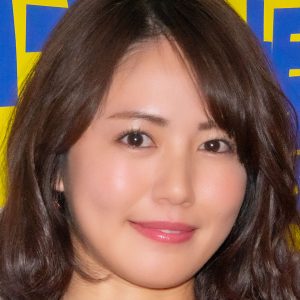 磯山さやか、綺麗なお姉さんカットや涼しげな日常スタイル、パンツルックを披露「爽やか！」「デートしたい」「魅力的！」