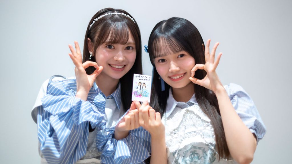 『Oh my pumpkin!』を象徴するポーズを披露する伊藤百花さんと花田藍衣さん