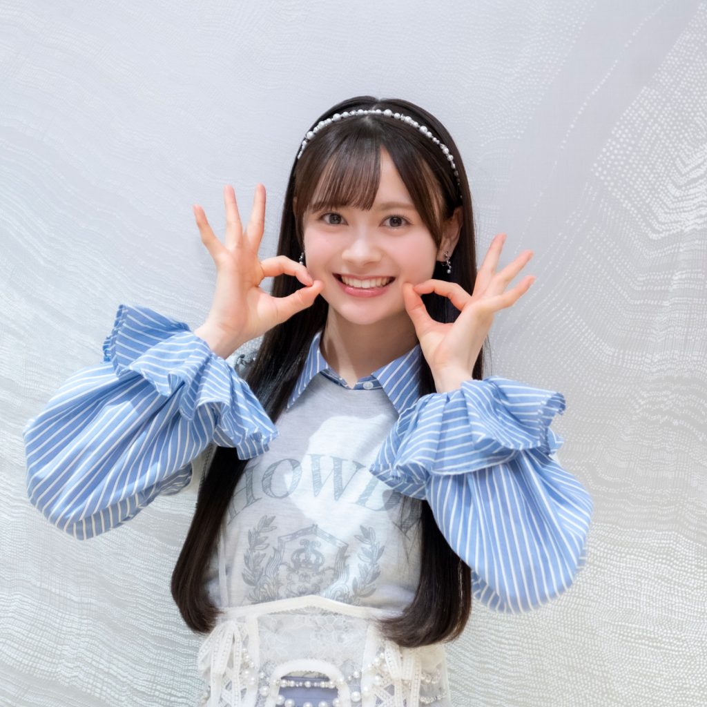 新曲「Oh my pumpkin!」を象徴するポーズを披露するAKB48・伊藤百花