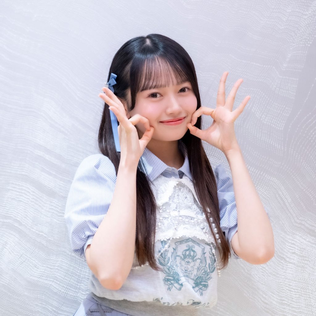 新曲「Oh my pumpkin!」を象徴するポーズを披露するAKB48・花田藍衣