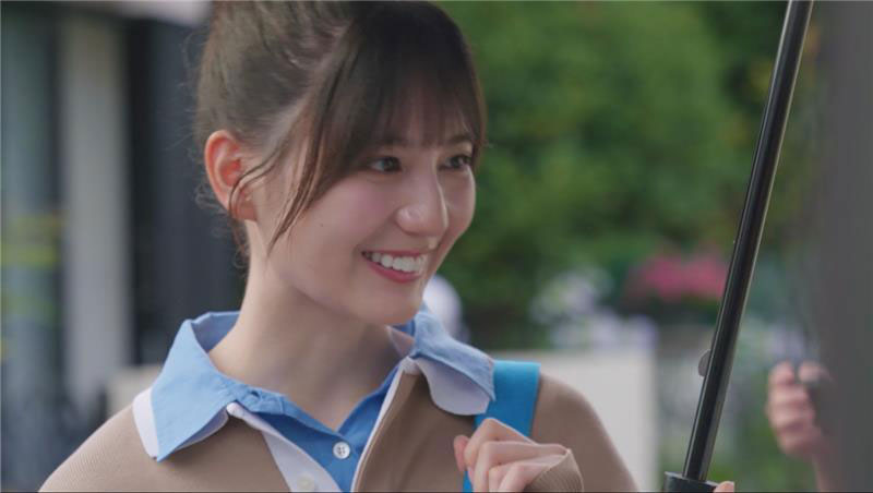 関西電力新TV CM『あたりまえを支える人』篇に出演する日向坂46・小坂菜緒。突然の大雨にも笑顔をのぞかせる
