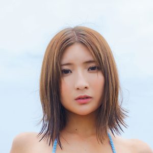 “軽トラ女子”三田悠貴、海辺の古民家で抜群のスタイルを披露