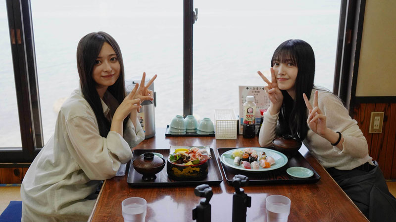 佐渡の海の幸を堪能する久保史緒里と井上和