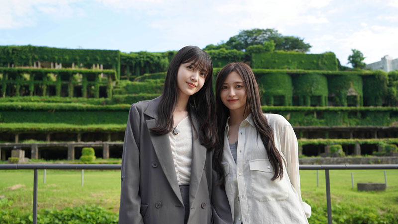 久保史緒里と井上和の新潟～佐渡島の旅、『佐渡のラピュタ』とも呼ばれる北沢浮遊選鉱場にて記念撮影