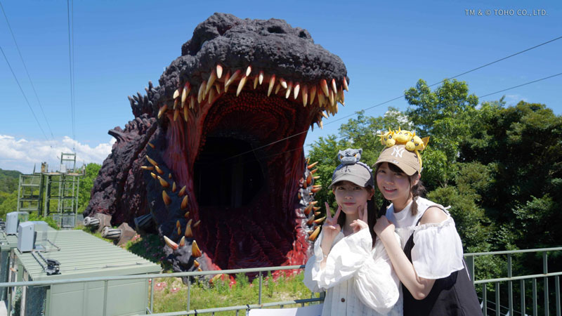 ゴジラが口を開けて待ち構えるアトラクション