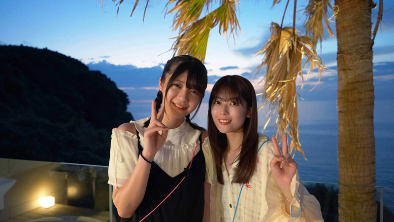 美しい海をバックに記念撮影