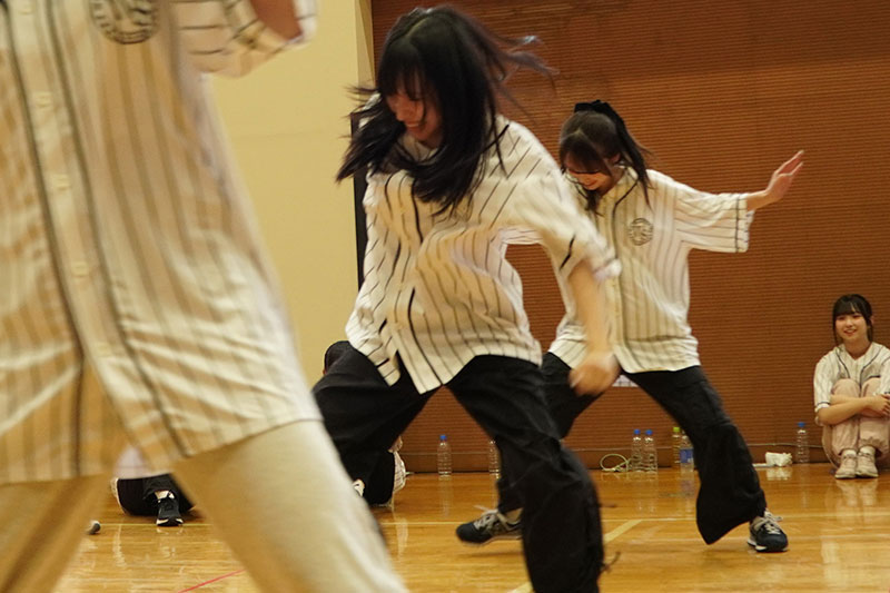 『ホワスピ夏合宿 in 熱海』より『DAY2』反復横跳びに挑戦するACOら