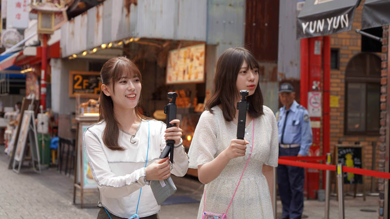 南京町で食べ歩きを楽しむ岩本蓮加と冨里奈央