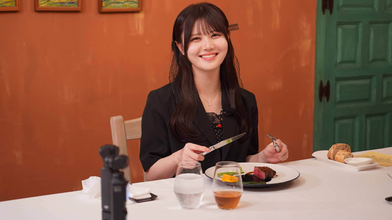 コース料理の一品『松阪牛のフィレ肉』に笑顔が止まらない伊藤理々杏