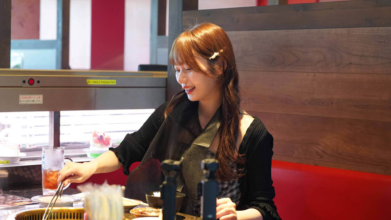 先輩の分の肉も焼く岡本姫奈