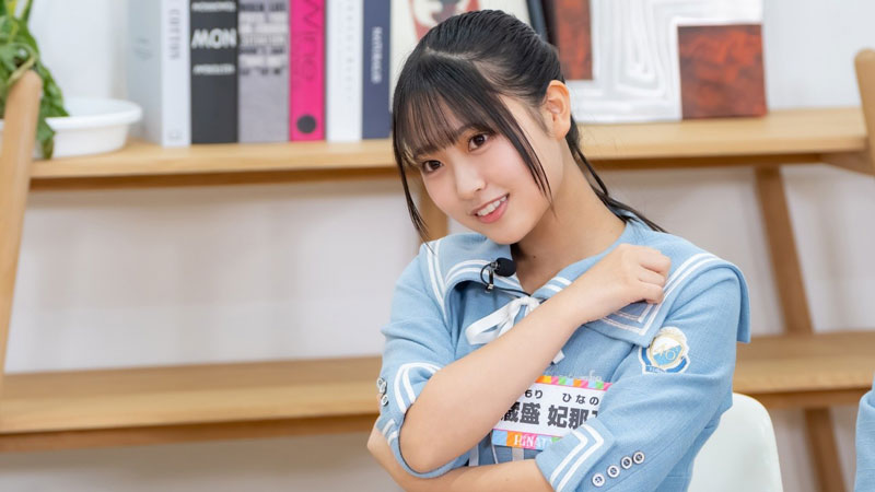 教わったばかりの“フェイントハグ”を実演する蔵盛妃那乃