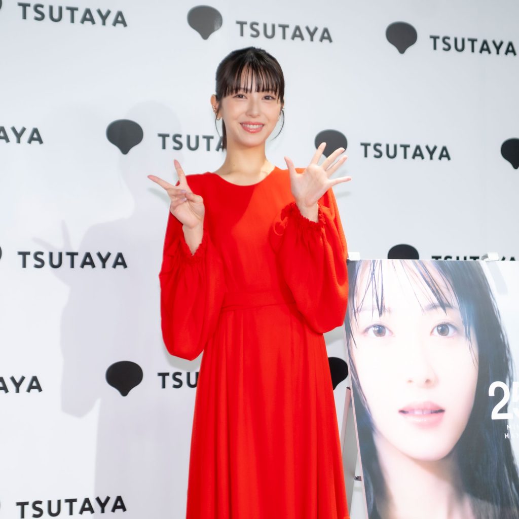 浜辺美波写真集『25』発売記念取材会より