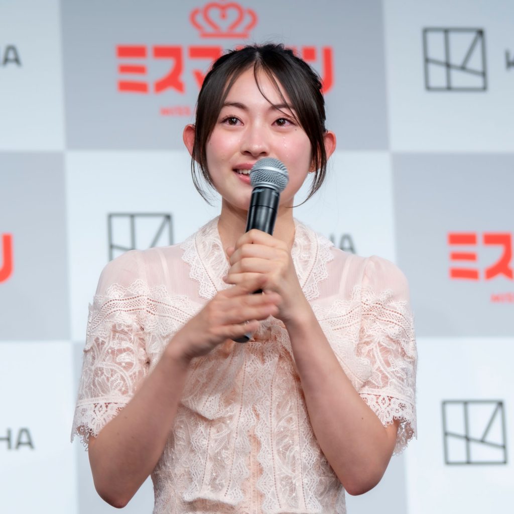 『ミスマガジン2025 グランプリ発表イベント』に出席した古田彩仁が大西陽羽に触発されて涙する